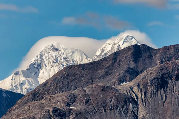 Hermosa Vista Montañas Masivas Picos Nevados Cubiertos Nubes Blancas —  Fotos de Stock