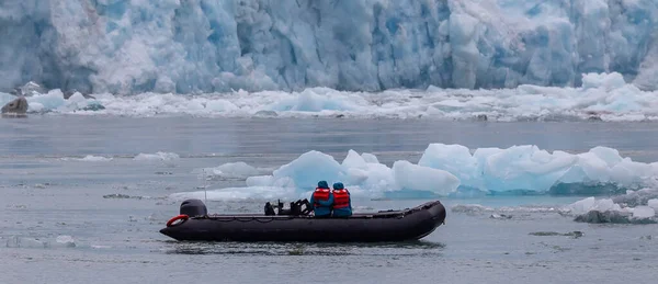 Dos Personas Sentadas Una Cerca Otra Con Chalecos Salvavidas Barco —  Fotos de Stock