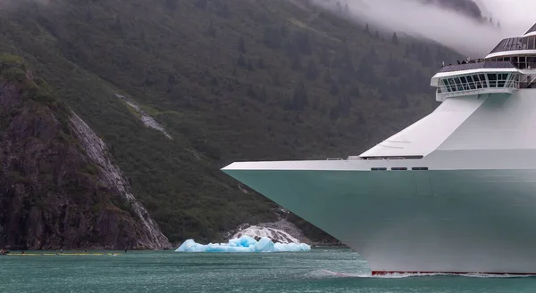 Crucero Navegando Alaska Entre Icebergs Arco Barco Con Montañas Nube —  Fotos de Stock