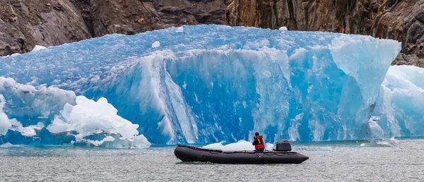 Solo Turista Navegando Una Lancha Rápida Por Enorme Iceberg Flotando —  Fotos de Stock