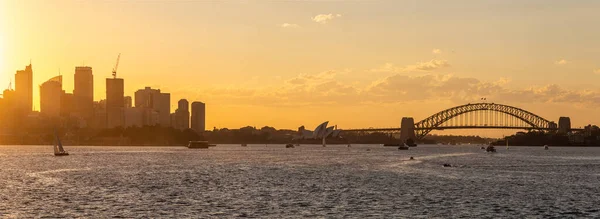 항해하는 배들이 시드니 중심가 항구용 오페라 하우스의 아름다운 주황색 — 스톡 사진