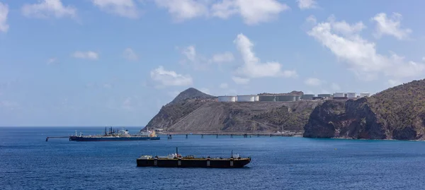 Het Eiland Eustatius Panorama Van Enorme Brandstoftanks Heuvels Tankschepen Aan — Stockfoto