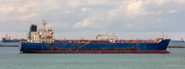 Oil Tanker Panama Canal Foreground Some Other Tankers Soft Focus — Stock Photo, Image