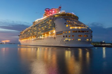 Nassau, Bahamalar - 24 Ağustos 2019: Royal Caribbean 's Mariner of the Seas' ın güzel mavi saati Nassau limanına yanaştı. Sudaki şaşırtıcı renkler ve yansımalar. Uzun pozlu çekim.