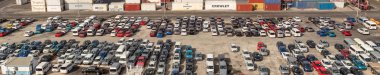 Bridgetown limanı, Barbados, Batı Hint Adaları - 16 Mayıs 2020: Bridgetown limanı. Araba deposu. Bir sürü yeni araba. Hava görünümü.