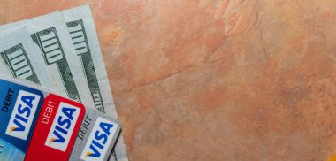 Miami, Florida - 29 Mayıs 2020: 100 dolarlık banknotlar ve vize kartları. Mermer masa arka planı. İzole edilmiş. Bankacılık kavramı. İllüstrasyon Editörü.