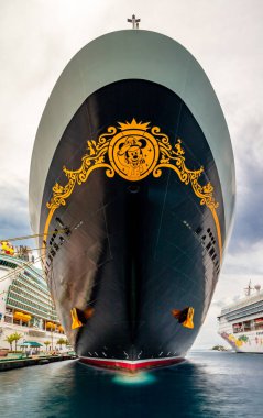 Nassau, Bahamalar - 27 Temmuz 2019: Disney Magic yolcu gemisi Nassau, Bahamalar limanına yanaştı. Geminin baş omuzluğunun altından ön görünüm