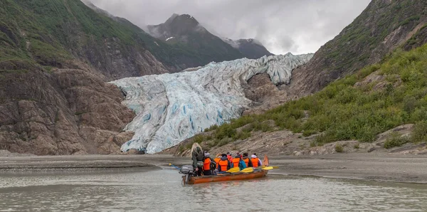 Glaciar Davidson Alaska Estados Unidos Junio 2018 Turistas Guía Navegando —  Fotos de Stock