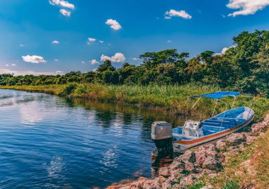 Belize nehir kıyısına yanaşmış bir tekne görüntüsü. Belize, Orta Amerika