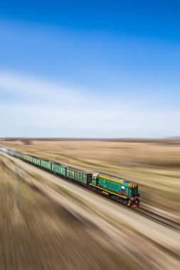 Üzerinde Rus bayrağı olan hareketli bir trenin bakış açısı