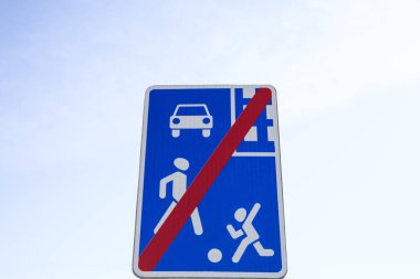 Trafik işaretleri bir araba, bir çocuk ve bir yetişkinin kırmızı çizgiyi geçtiğini gösteriyor. Konut alanının sonu.