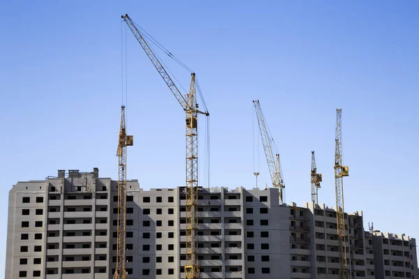 Vue Lointaine Chantier Avec Immeuble Inachevé Plusieurs Grues Ciel Bleu — Photo