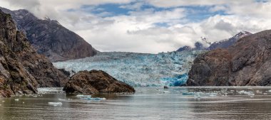 Alaska 'nın Tracy Arm Fjords Terör Vahşeti' nde yanında bir tekne demirli Sawyer Buzulu 'nun muhteşem Panoramik Manzarası
