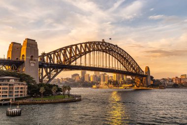Gün batımında Sydney Limanı Köprüsü manzarası