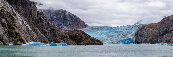 索耶冰川的壮丽全景 在它旁边航行的小船和漂浮在阿拉斯加特雷西 阿门峡湾恐怖狂野中的冰山 — 图库照片