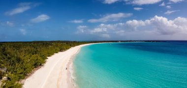 Bahamalar 'daki Half Moon Cay adasında kumlu bir plajın güzel hava manzarası.