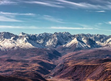 Kuzey Chuyskiy dağlarının karlı zirveleri ve Rusya 'nın Altai kentindeki geniş vadisiyle panoramik manzarası. 2019 Sonbaharı