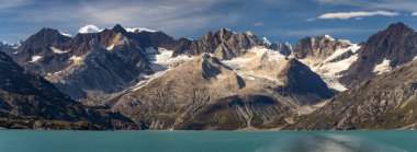 Alaska 'daki Glacier Bay Ulusal Parkı' ndaki dağların güzel panoramik manzarası.