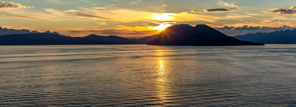 Sunset Alaska Sun Setting Mountain Sun Rays Water — Stock Photo, Image
