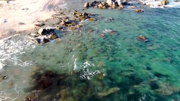 Воздушные Беспилотники Видят Брызги Волн Побережье Арубы Карибском Море Бирюзовая — стоковое видео
