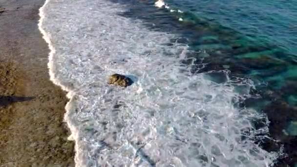 Veduta Aerea Drone Onde Spruzzi Sulla Costa Aruba Nei Caraibi — Video Stock