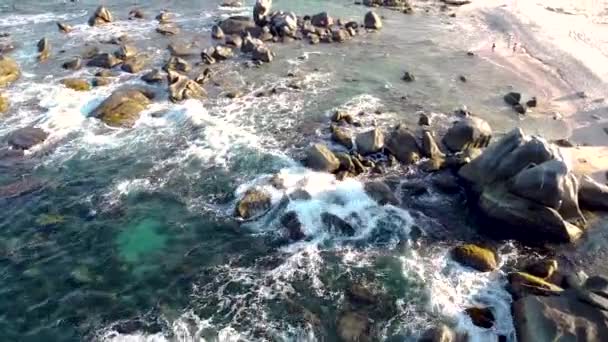 Veduta Aerea Drone Onde Spruzzi Sulla Costa Aruba Nei Caraibi — Video Stock