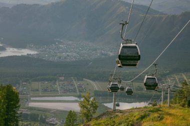 Şehir manzarası ve manzara arka planında yüksek açılı kablo görüntüsü