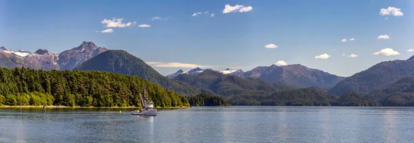 Hermoso Plano Panorámico Puerto Sitka Con Barco Pesca Comercial Anclado —  Fotos de Stock