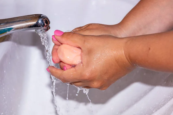 Крупным Планом Женщина Намыливает Руки Помощью Мыла Используя Воду Крана — стоковое фото
