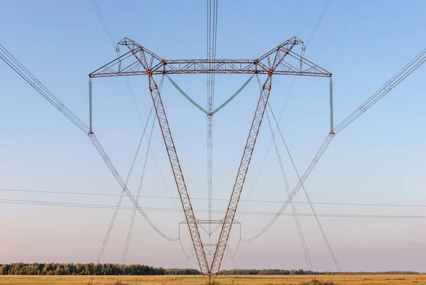 田舎の高電圧電源ラインと極の低角度ビュー 背景として青空 パノラマ撮影 — ストック写真