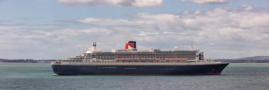 Weymouth Körfezi, İngiltere - 6 Temmuz 2020: Weymouth Körfezi 'nde demirli Cunard yolcu gemisi Queen Mary' nin güzel panoramik çekimi.