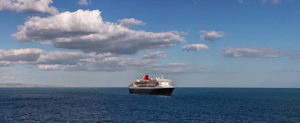 英国のウェイマス湾 2020年7月6日 キューナードクルーズ船の美しいパノラマショットクイーンメアリー2はウェイマスベイに停泊しています 背景としての美しい青空 — ストック写真