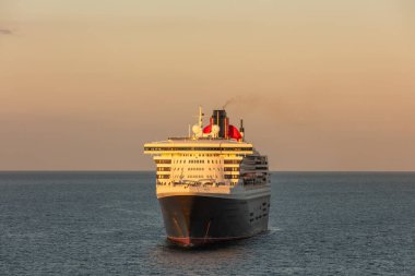 Weymouth Körfezi, İngiltere - 6 Temmuz 2020: Cunard yolcu gemisi Queen Mary 2 gün batımında Weymouth Körfezi 'ne demir attı.