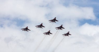 Barnaul, Rusya - 18 Eylül 2020: Strizhi MiG-29 savaş uçağı filosunun bir aeroshow sırasında dublörlük yaptığı düşük açılı bir çekim. Arkaplan olarak mavi bulutlu gökyüzü.