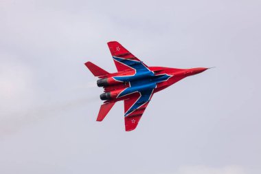 Barnaul, Rusya - 19 Eylül 2020: Strizhi MiG-29 savaş uçağı bir aeroshow sırasında dublörlük yaparken yakın çekim. Arkaplan olarak mavi bulutlu gökyüzü.