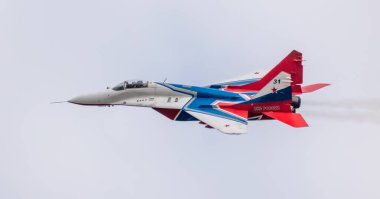 Barnaul, Rusya - 19 Eylül 2020: Strizhi MiG-29 savaş uçağı bir aeroshow sırasında dublörlük yaparken yakın çekim.