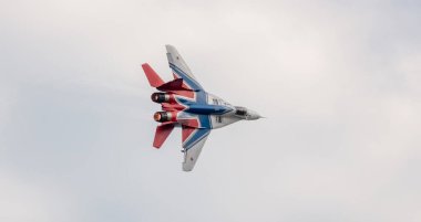 Barnaul, Rusya - 19 Eylül 2020: Strizhi MiG-29 savaş uçağı bir aeroshow sırasında dublörlük yaparken yakın plan çekimleri.