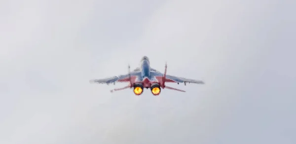 俄罗斯巴瑙尔 2020年9月19日 Strizhi Mig 29战斗机在飞行表演中表演特技表演的低角度特写镜头 两架喷气式飞机加热空气 使其在飞机周围模糊不清 — 图库照片