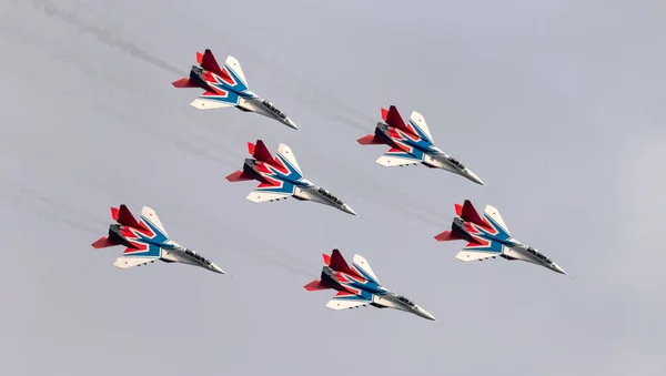 ロシアのバルナウル 2020年9月19日 航空ショー中にスタントを行うStrizhi Mig 29戦闘機飛行隊のショット 背景として白い曇天 — ストック写真