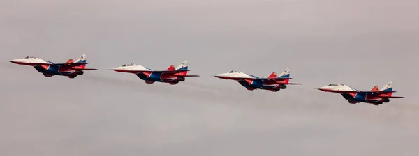 ロシアのバルナウル 2020年9月19日 航空ショー中にスタントを実行Strzhi Mig 29戦闘機飛行隊の低角度ショット — ストック写真