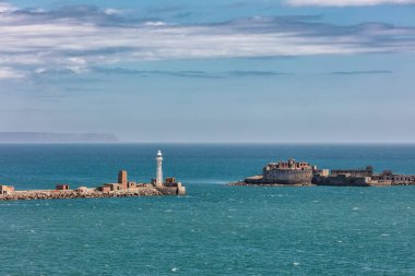 Weymouth Bay, İngiltere 'deki Portland limanına giriş. Arka plan olarak muhteşem bulutlu mavi gökyüzü.
