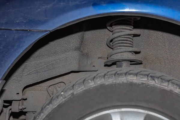 修理工場で車のクローズアップで車のラック ホイールチューニングディスク タイヤの焦点が外れている — ストック写真