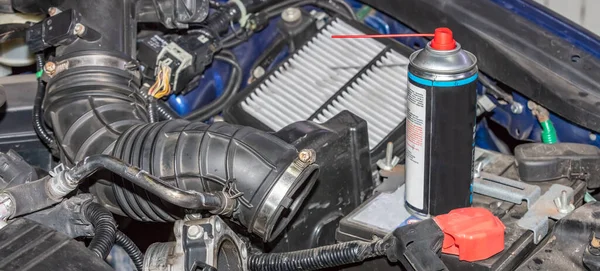 Otomotiv Motoru Hava Emme Tüpü Filtre Temizleme Sıvısıyla Birlikte Teneke — Stok fotoğraf