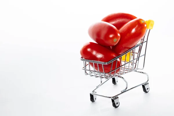 Tiro Alto Ângulo Tomates Carrinho Compras Isolado Fundo Branco Tomates — Fotografia de Stock