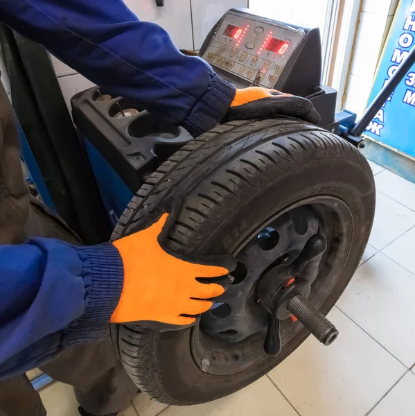 Tekerlek Dengeleme Makinesiyle Çalışan Tamirci Yakın Çekim Turuncu Eldiven Mavi — Stok fotoğraf