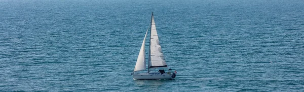 Hoge Hoek Opname Van Een Witte Zeilboot Zeilen Weymouth Bay — Stockfoto