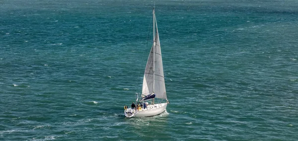 Vista Panorámica Velero Blanco Navegando Weymouth Bay Reino Unido Concepto —  Fotos de Stock