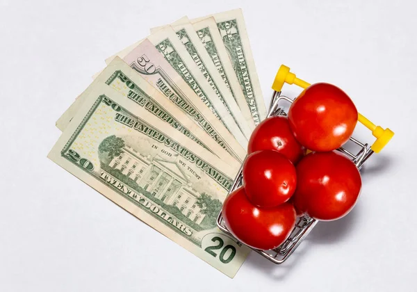 Shot Tomaten Winkelwagen Geïsoleerd Witte Achtergrond Met Dollar Biljetten Eronder — Stockfoto