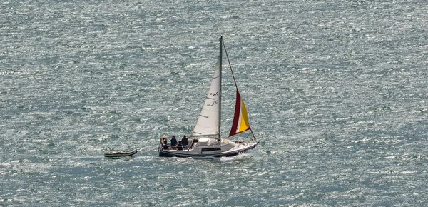 Portland Harbor Ηνωμένο Βασίλειο Ιουλίου 2020 Λευκό Ιστιοφόρο Που Πλέει — Φωτογραφία Αρχείου