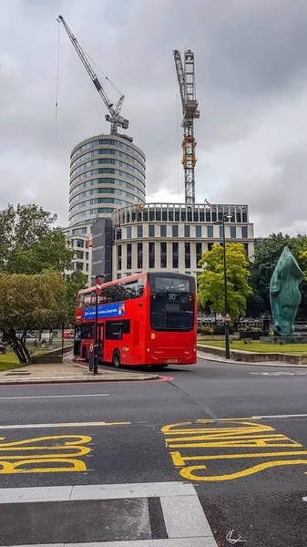 Λονδίνο Ηνωμένο Βασίλειο Ιουλίου 2020 Σύγχρονο Κόκκινο Διώροφο Λεωφορείο Περιμένει — Φωτογραφία Αρχείου